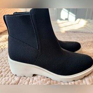 Vivaia Round-Toe Chunky Platform Travel Boots (Everly)